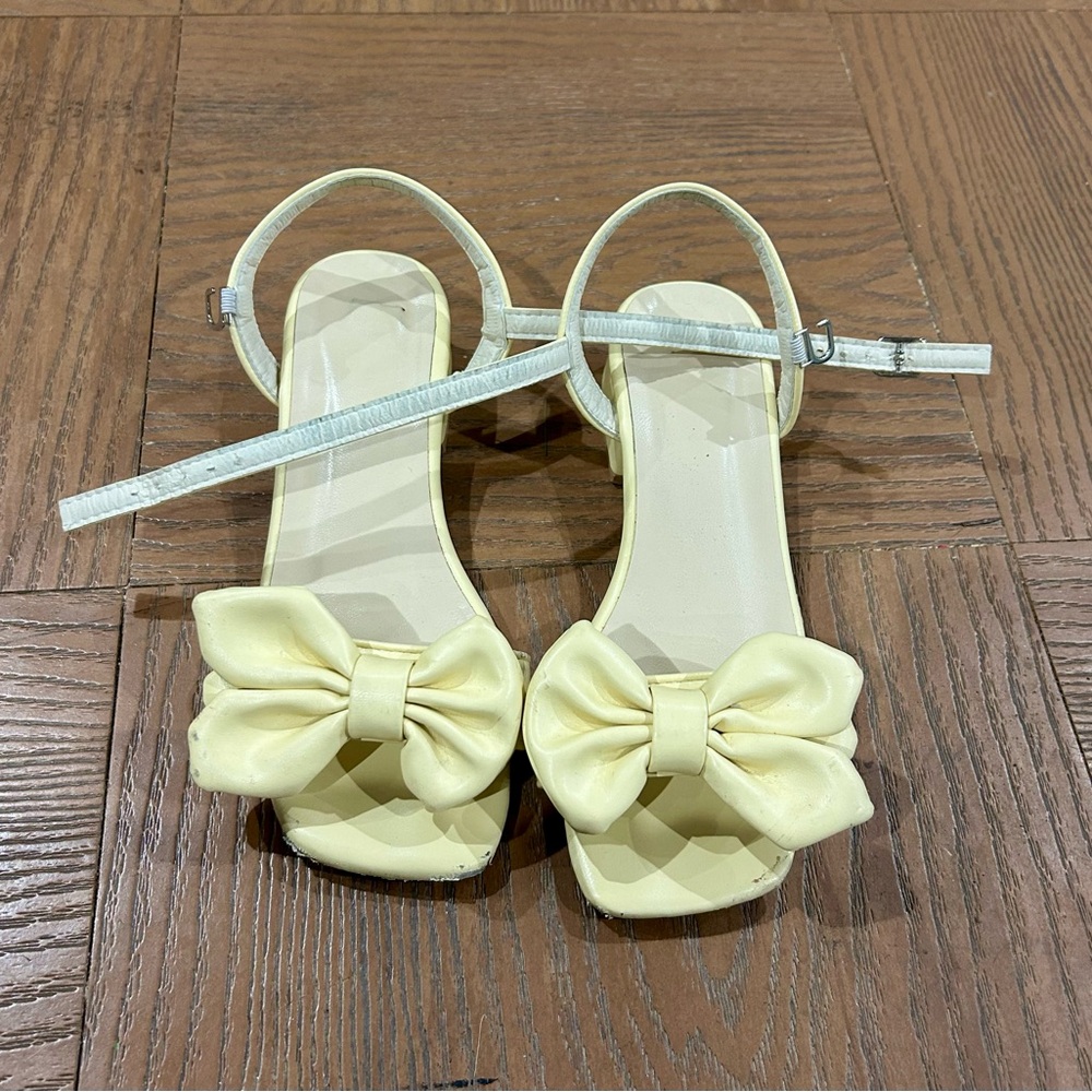 Women’s Size 4.5 Elegant Cream Bow Sandals
